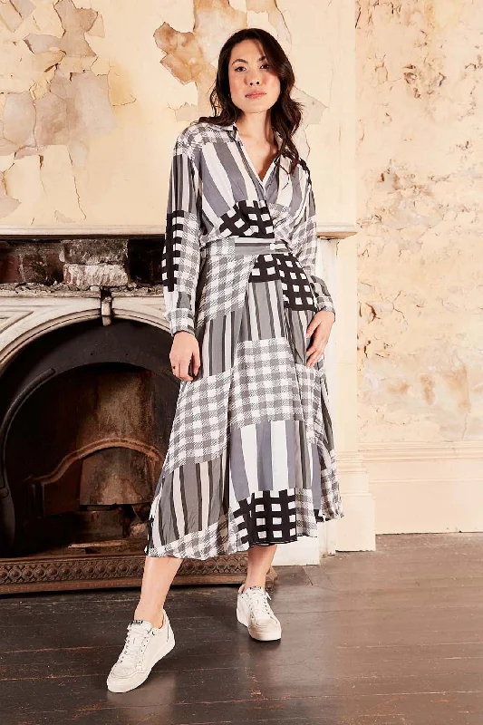 Take Advantage Central Park Parisian Midi Wrap Dress Black in Viscose